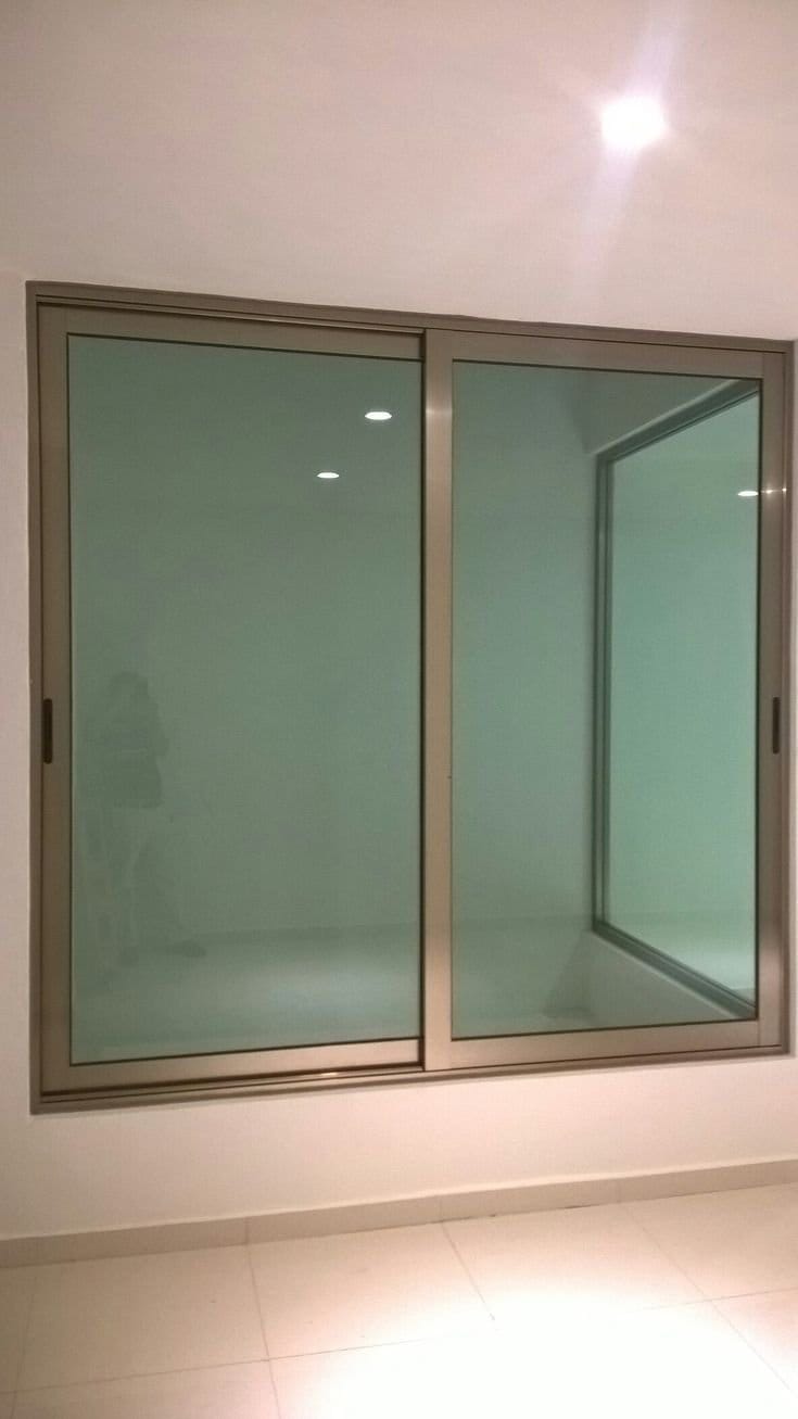 Fabricación e instalación de Ventanas y cabinas de baños