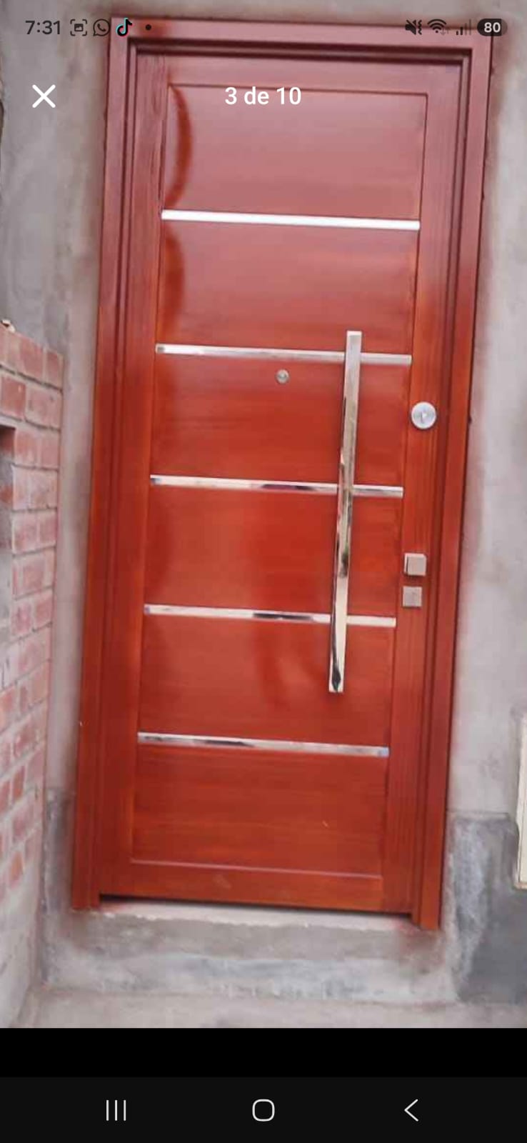 Puerta metálica instalada