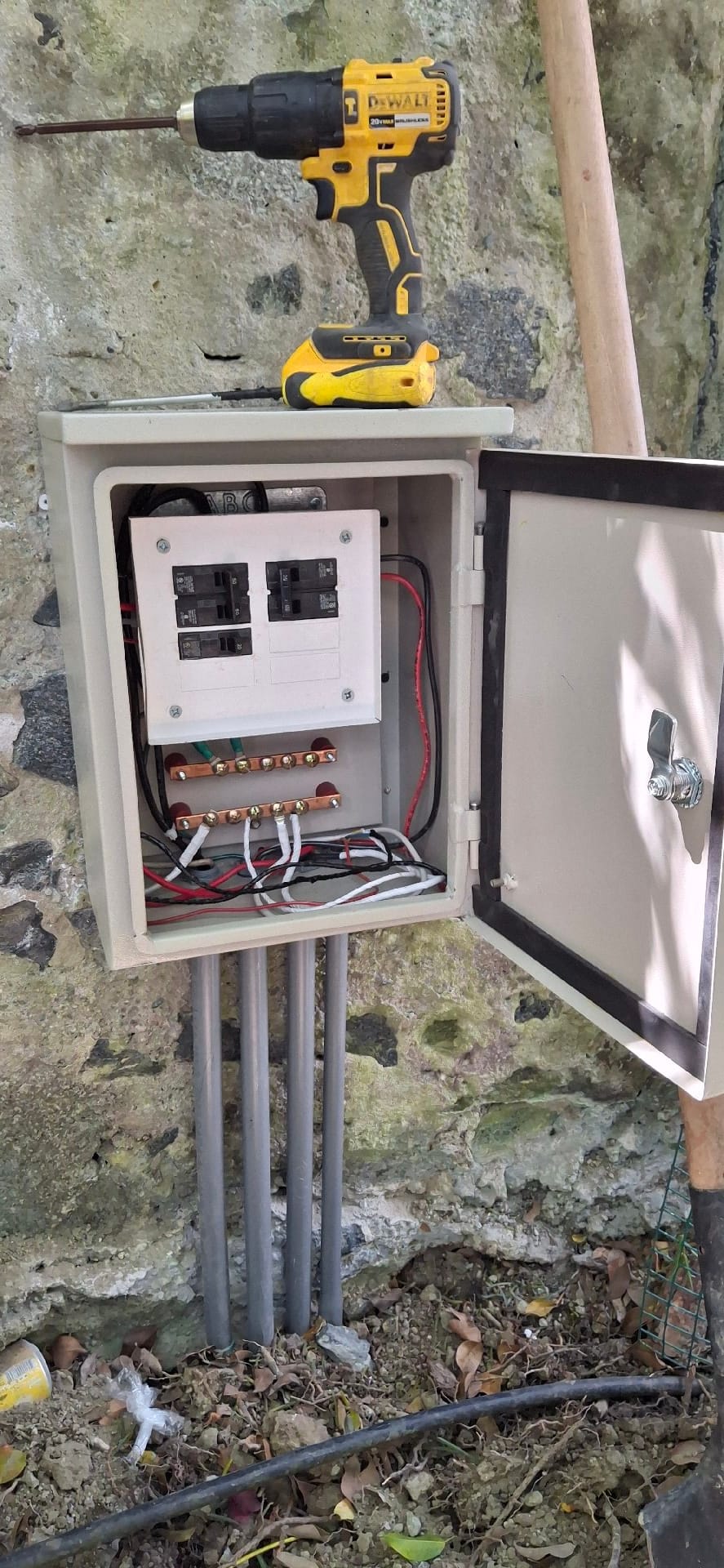 Instalación de cargador eléctrico para Tesla...