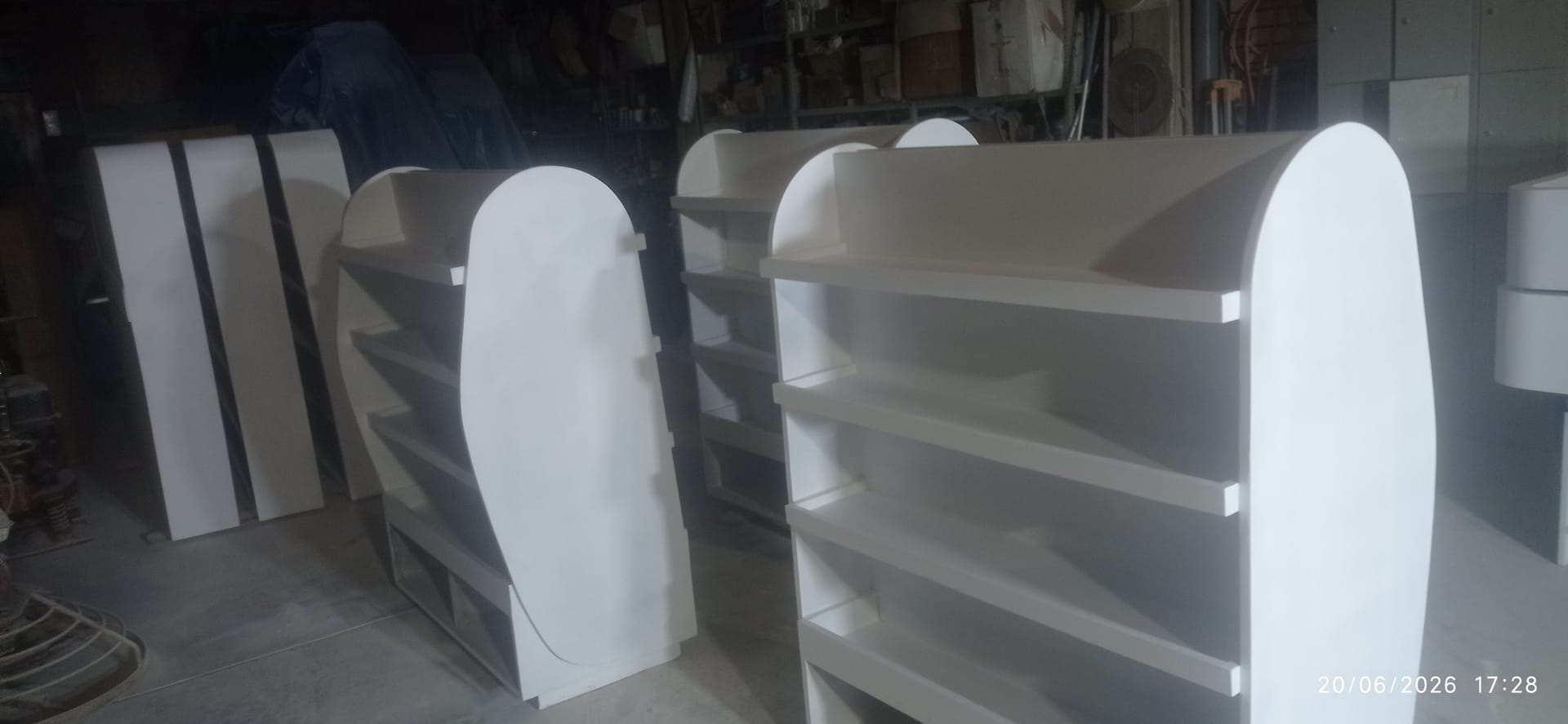 Pintor técnicos en acabados de mueblerias y puertas 3